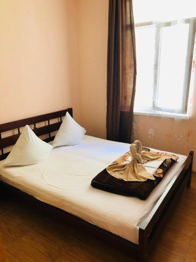 Гостевой Дом Анаит Hotell Pizunda Exteriör bild