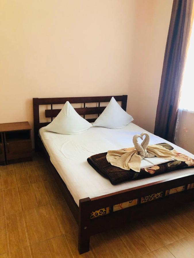 Гостевой Дом Анаит Hotell Pizunda Exteriör bild