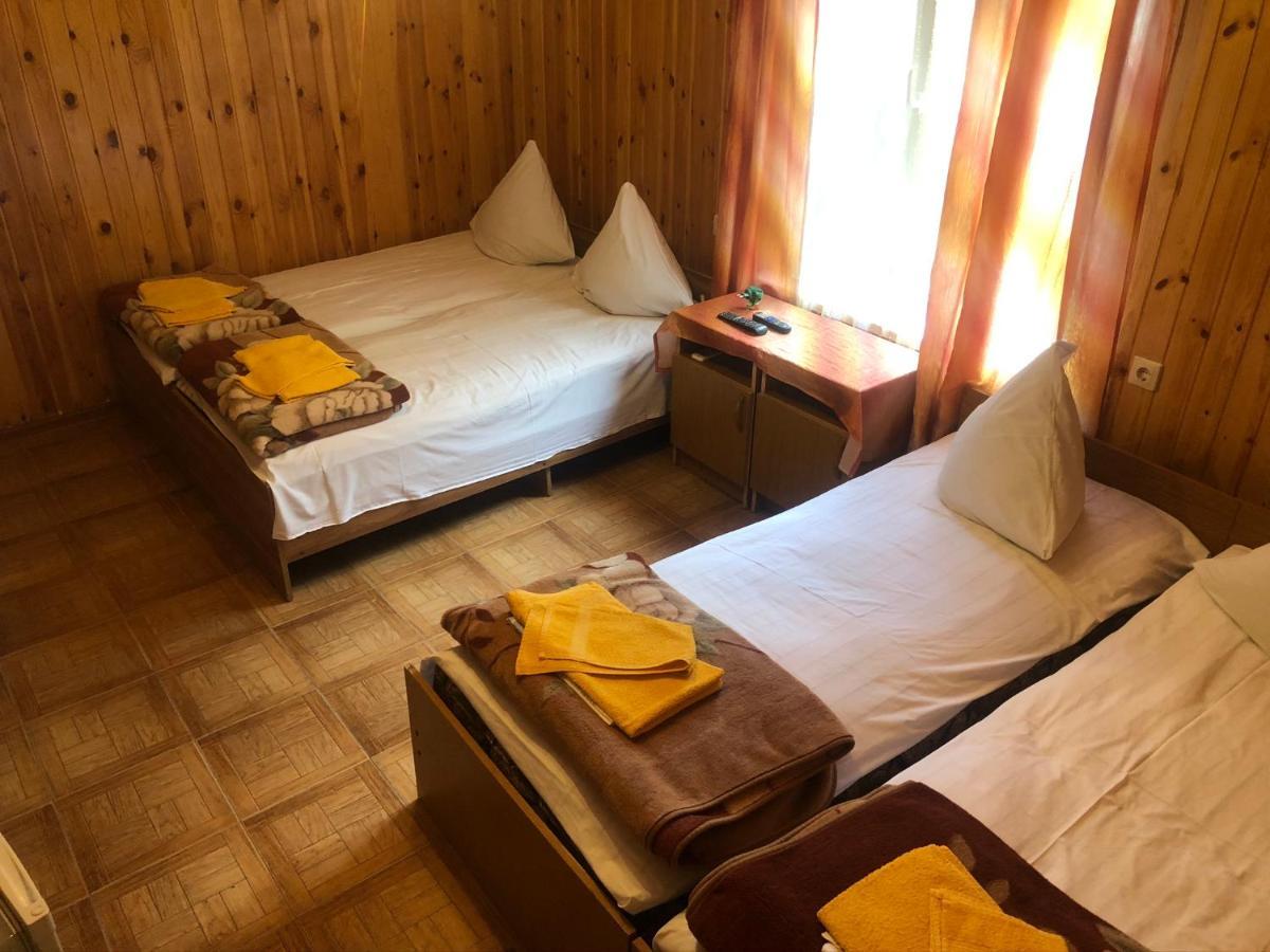 Гостевой Дом Анаит Hotell Pizunda Exteriör bild