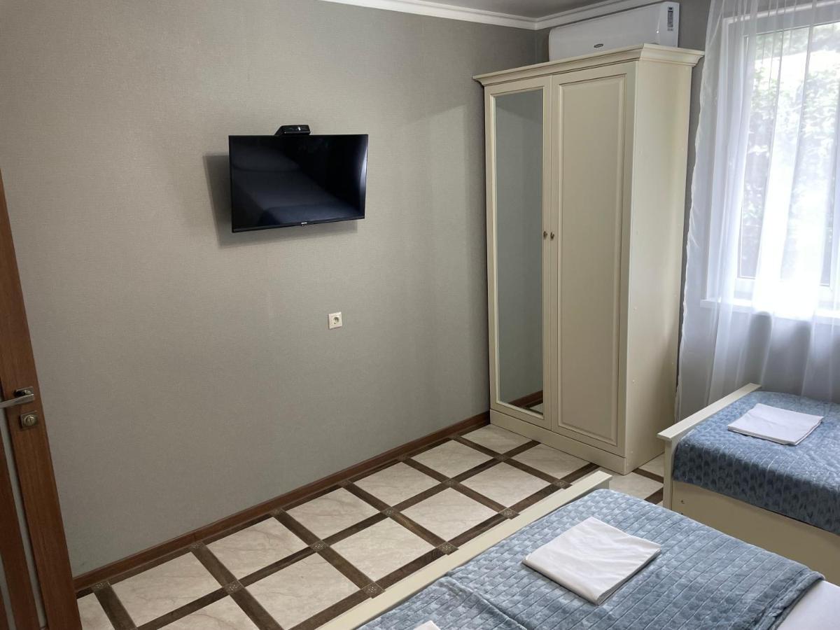Гостевой Дом Анаит Hotell Pizunda Exteriör bild